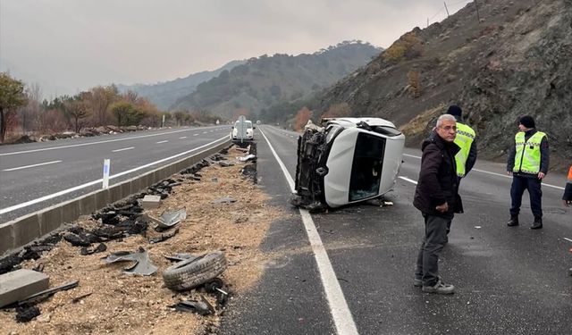 Malatya'da devrilen otomobildeki 4 kişi yaralandı