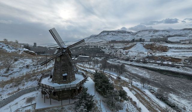 Malatya'daki Turgut Özal Tabiat Parkı kar yağışıyla beyaza büründü