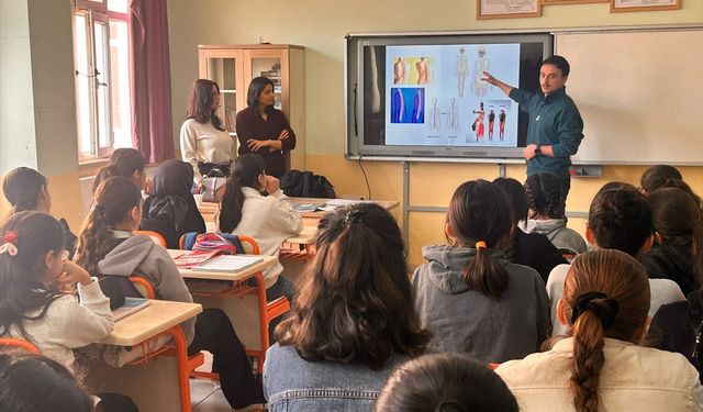 Malazgirt'te öğrencilere yönelik skolyoz taraması sürüyor