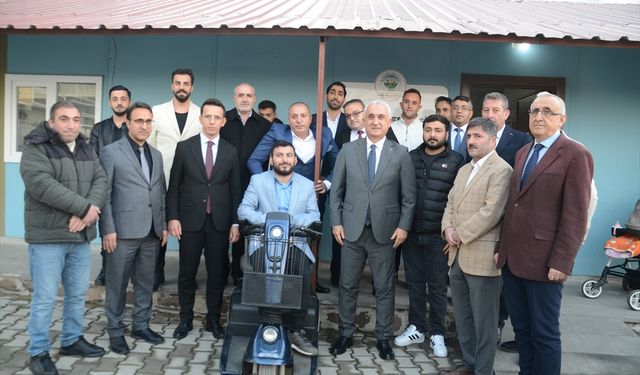 Muş Valisi Çakır, Bedensel Engelliler Derneği'ni ziyaret etti