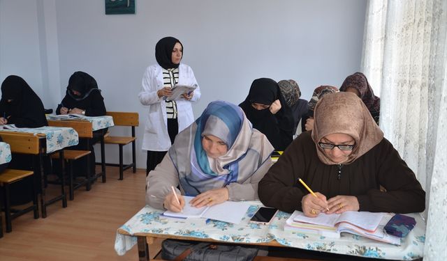 Muşlu kadınlar katıldıkları kurslarda okuma yazma öğreniyor
