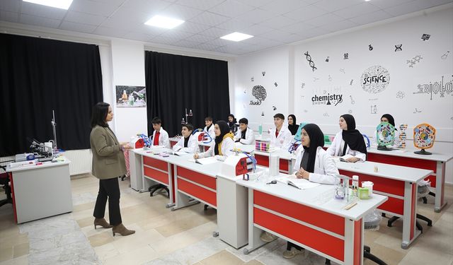 Muşlu öğrenciler fen bilimleri laboratuvarında teoriyi uygulamaya dönüştürüyor