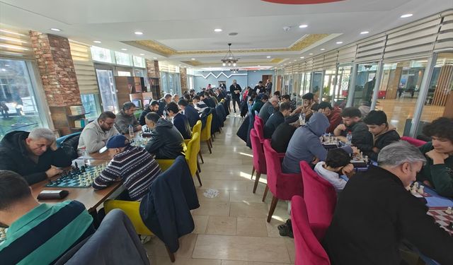 Muş'ta düzenlenen satranç turnuvası genç ve yaşlı sporcuları bir araya getirdi