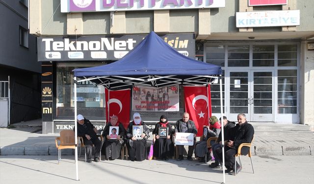 Muş'ta evlatlarına kavuşmak isteyen aileler, DEM Parti önündeki eylemlerini sürdürdü