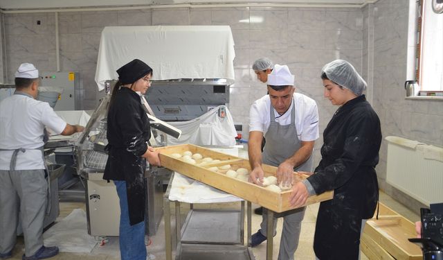 Muş'ta lise öğrencileri okuldaki fırında günde 4 bin ekmek üretiyor