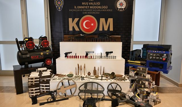 Muş'ta silah, mühimmat, sikke ve objeler ele geçirildi