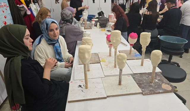 Muş'ta üniversite öğrencileri, köy çocukları için atık malzemelerle kuklalar yapıyor