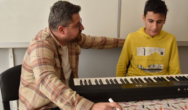 Otizmli Muhammed Yusuf, piyano melodileriyle hayatını renklendiriyor