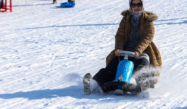 Palandöken Kayak Merkezi'nde hafta sonu yoğunluğu yaşanıyor