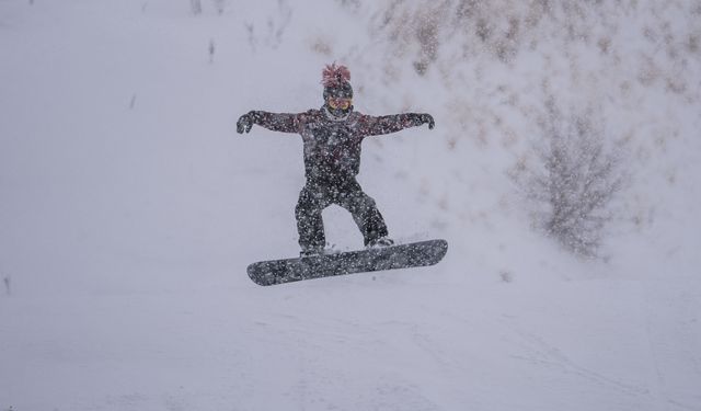 Palandöken'de yoğun kar yağışı altında kayak keyfi yaşanıyor