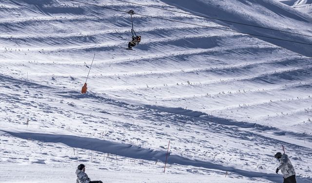 Palandöken'in 'kayaklı 112 sağlık ekibi' sporcu kazalarına anında müdahale edecek