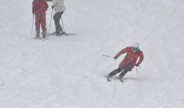 Sarıkamış Kayak Merkezi'nde kar yağışı altında kayak keyfi