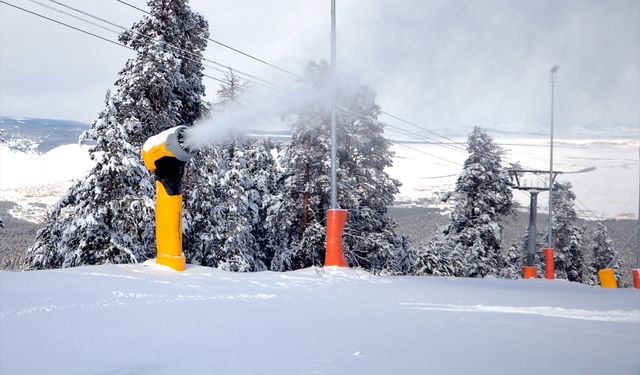 Sarıkamış Kayak Merkezi'nde suni karlama sistemi çalıştırıldı