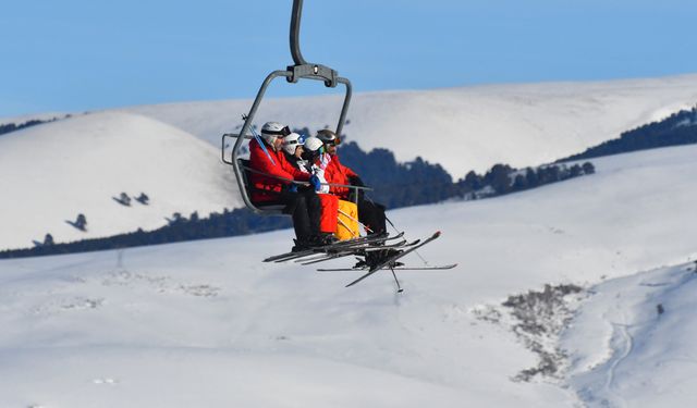 Sarıkamış Kayak Merkezi'nde vatandaşların kayak keyfi sürüyor