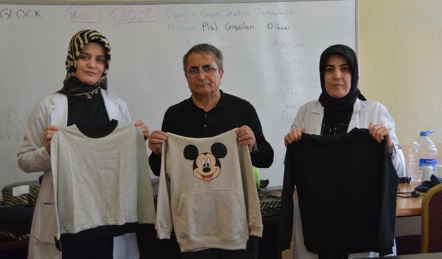 Tatvan'da kadın kursiyerler ihtiyaç sahibi çocuklar için kıyafet dikiyor