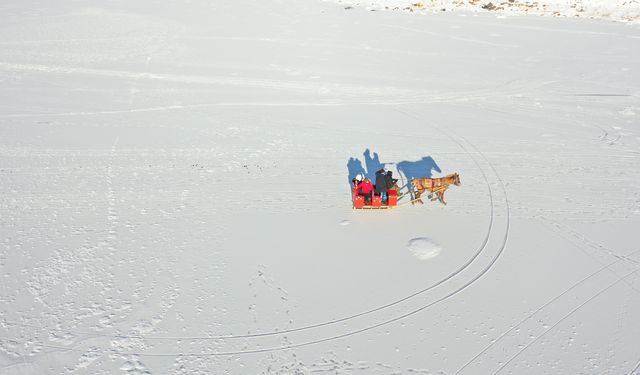 Turistik Doğu Ekspresi Çıldır Gölü'nü şenlendirdi