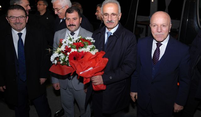 Ulaştırma ve Altyapı Bakanı Uraloğlu, Erzurum'da AK Parti İl Başkanlığı'nda konuştu: