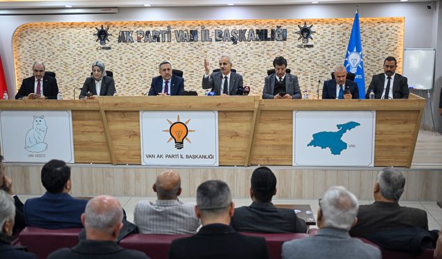 Ulaştırma ve Altyapı Bakanı Uraloğlu, Van'da partililerle buluştu: