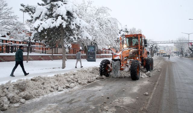 Van, Hakkari Bitlis ve Muş'ta 412 yerleşim yerine ulaşım sağlanamıyor