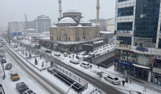 Van, Hakkari, Bitlis ve Muş'ta kar nedeniyle 423 yerleşim yerine ulaşım sağlanamıyor