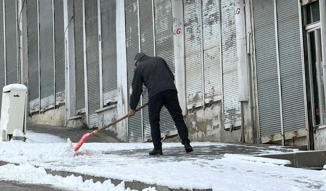 Van ve Hakkari'de kar nedeniyle 172 yerleşim yerine ulaşım sağlanamıyor