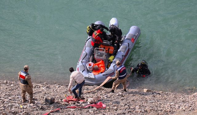 Van'da baraja düşen otomobil vinç yardımıyla çıkarıldı