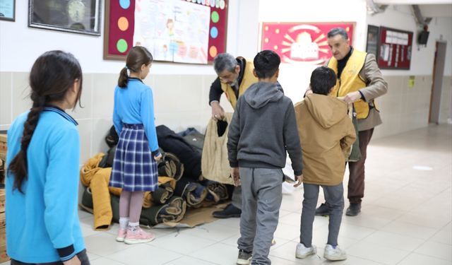 Van'da ihtiyaç sahibi 2 bin öğrenciye bot ve mont yardımında bulunuldu