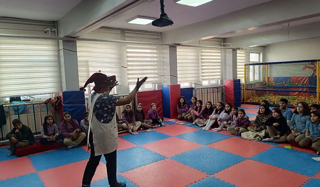 Van'da öğrenciler okur yazar buluşması etkinliğine katıldı