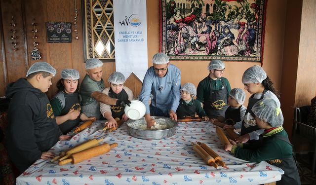 Van'da özel gereksinimli çocuklar fırında 'Van Kıymalısı' hazırladı