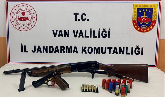 Van'da ruhsatsız silah ve gümrük kaçağı sigara ele geçirildi