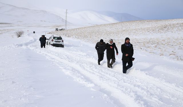 Van'da tipi nedeniyle mahsur kalan araçlar kurtarıldı