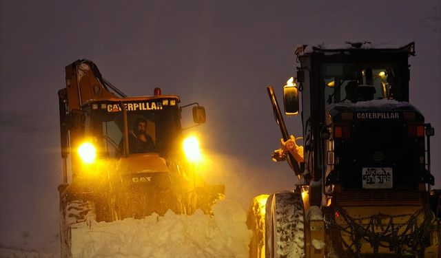 Van'da ulaşımın sağlanamadığı 569 yerleşim yerinden 226'sının yolu açıldı
