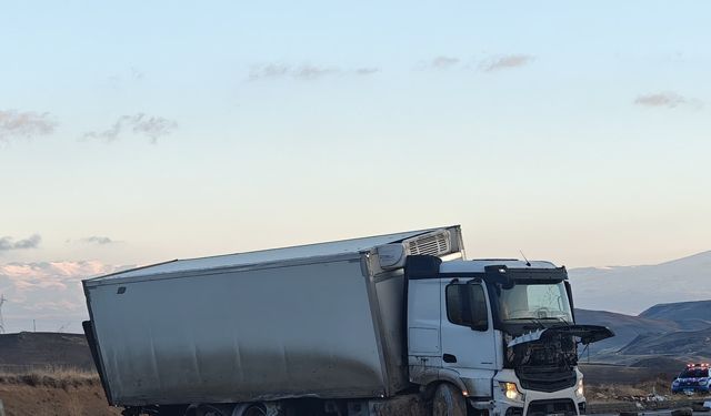 Van'da zincirleme trafik kazasında 3 kişi yaralandı