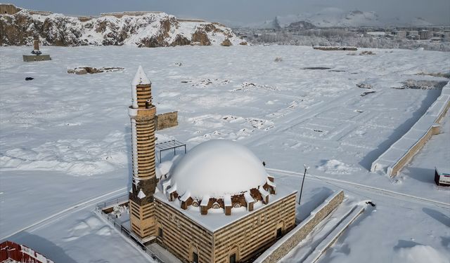 Van'ın tarihi yapıları karla kaplandı