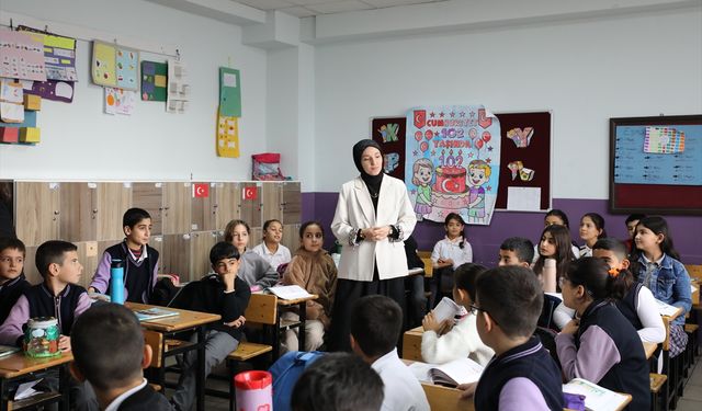 Vanlı öğrenciler 'Yeşeren Kumbaram' projesiyle 8 ilde 213 fidanı toprakla buluşturdu