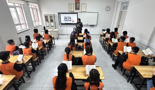 Vanlı öğrencilerin Sincan Uygur Özerk Bölgesi'yle ilgili kaleme aldığı şiirler kitaplaştırıldı