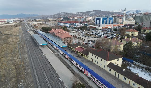 Yeni sezonun ilk seferine çıkan Turistik Doğu Ekspresi Erzurum'a ulaştı