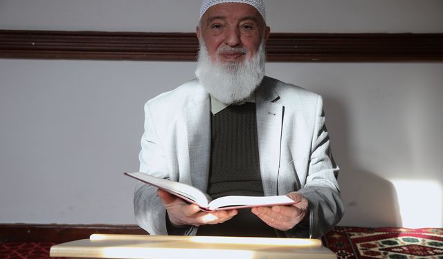 Yıllarca hafız yetiştiren 75 yaşındaki Osman hoca gençlerle yan yana ezber tazeliyor
