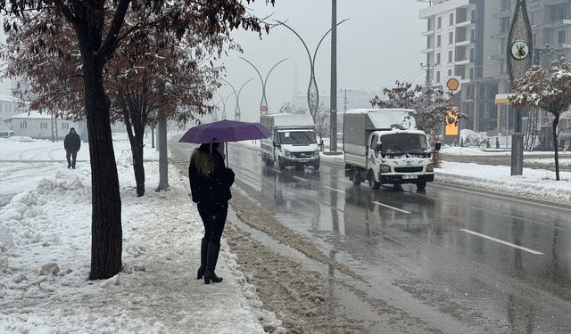 Yüksekova'da karla karışık yağmur etkili oldu