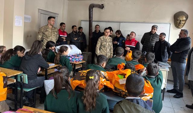 Yüksekova'da kurumların ve hayırseverlerin desteğiyle köylerdeki öğrencilere giyim yardımı yapıldı