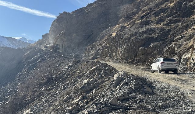 Yüksekova'da Tokağaç mezrasının yol sorunu çözülüyor