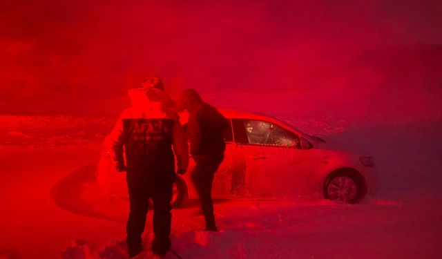 Ağrı'da kar ve tipide mahsur kalan 6 kişi kurtarıldı