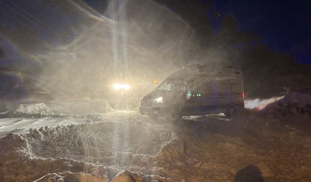 Ağrı'da yolu kardan kapanan köydeki hastaya paletli ambulansla ulaşıldı