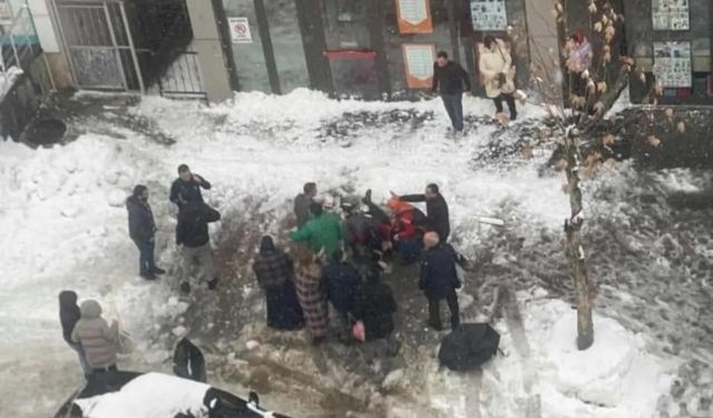 Çatıdan düşen kar kütlesinin altında kalan kadın hayatını kaybetti