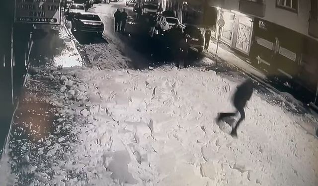Çatıdan kar kütleleri düştü: Bir şahıs koşarak saniyeler içerisinde kurtuldu