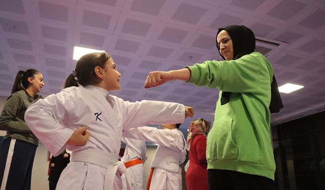 Erzincan'da sağlıklı yaşam için çocuklar anneleriyle karate yapıyor