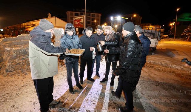 Erzurum'da karla mücadele ekiplerine çay ve tatlı ikramında bulunuldu
