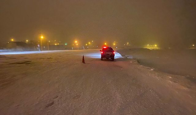 GÜNCELLEME - Kars-Ardahan kara yolu trafiğe kapatıldı