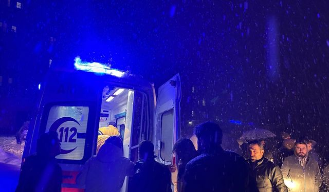 Hakkari'de akaryakıt istasyonunun çatısının çökmesi sonucu 8 kişi yaralandı