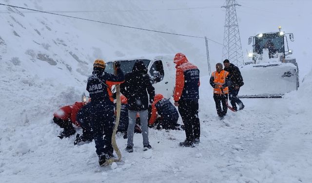 Hakkari'de çığ altında kalan hafif ticari araçtaki 2 kişi kurtarıldı